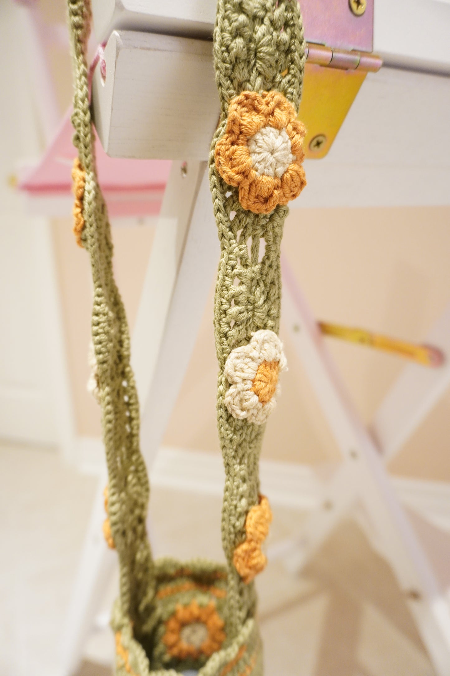 Handmade Olive Crochet Bottle Holder – Floral Design, Alize Cotton, Adjustable Strap