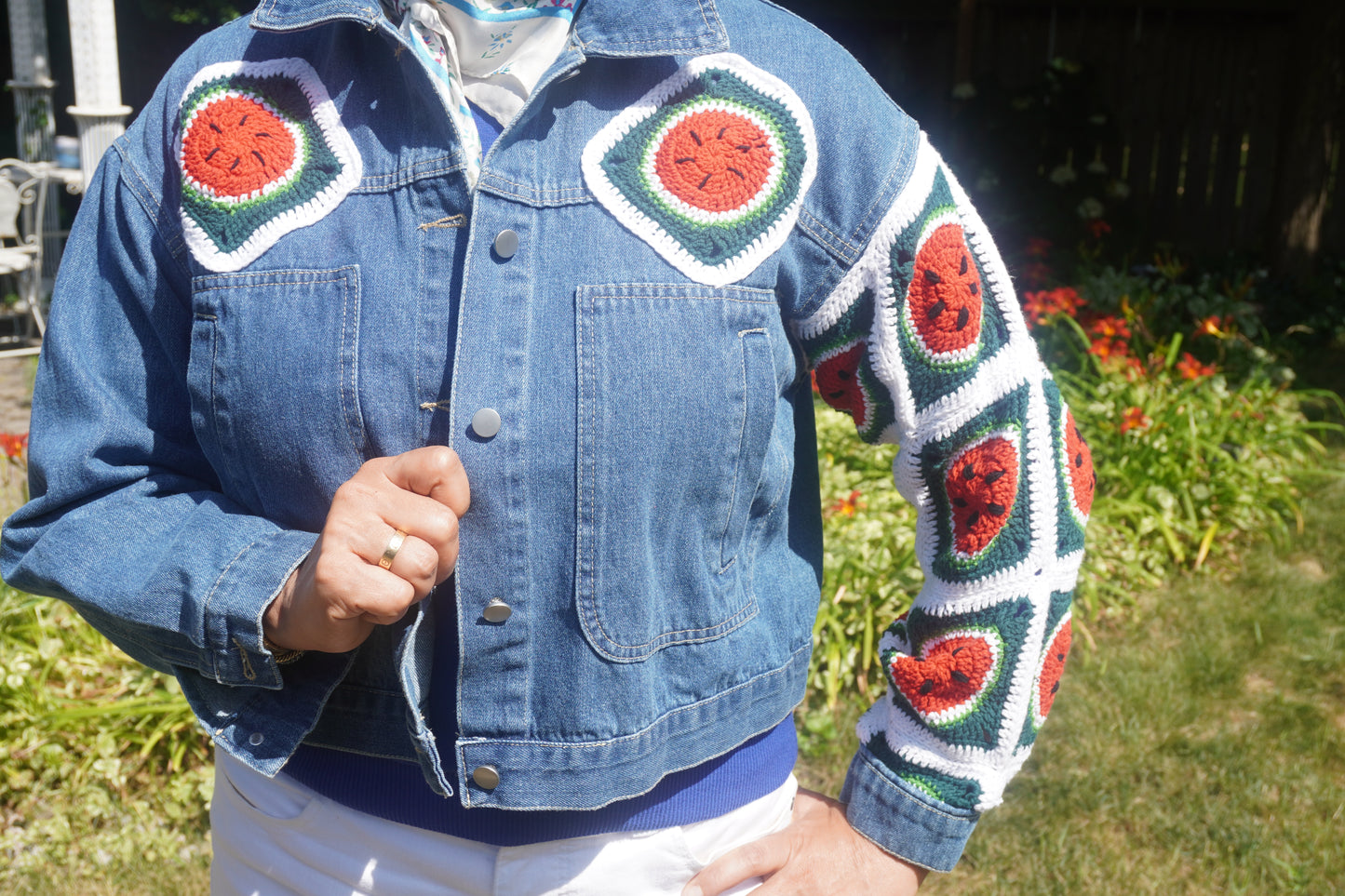 "Regular-fit blue denim jacket with one hand-crocheted watermelon design on the sleeve in red and green yarn, featuring metal buttons – handmade and one-of-a-kind
"