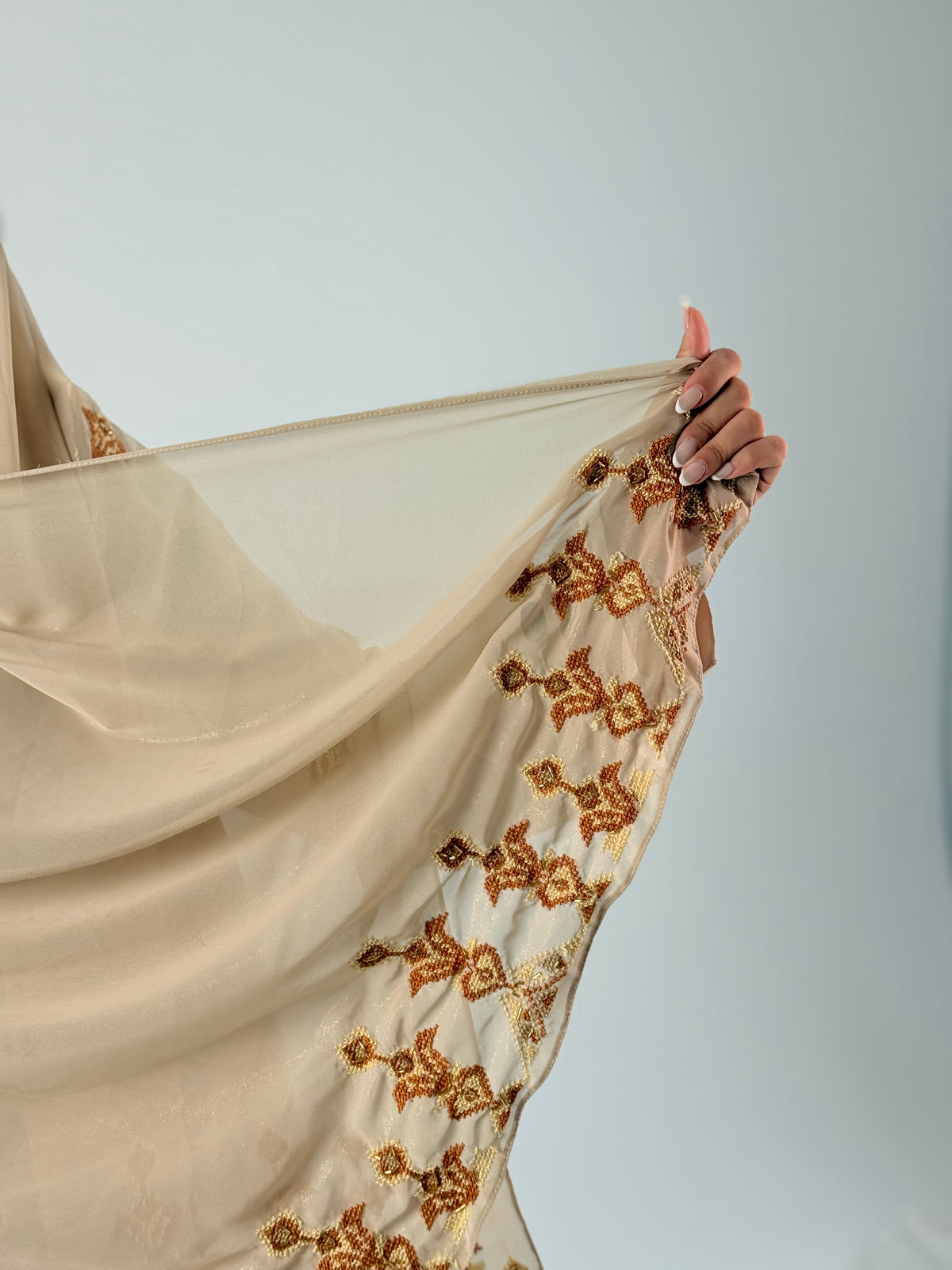 شال ذهب المطرّز يدوياً بالخرز