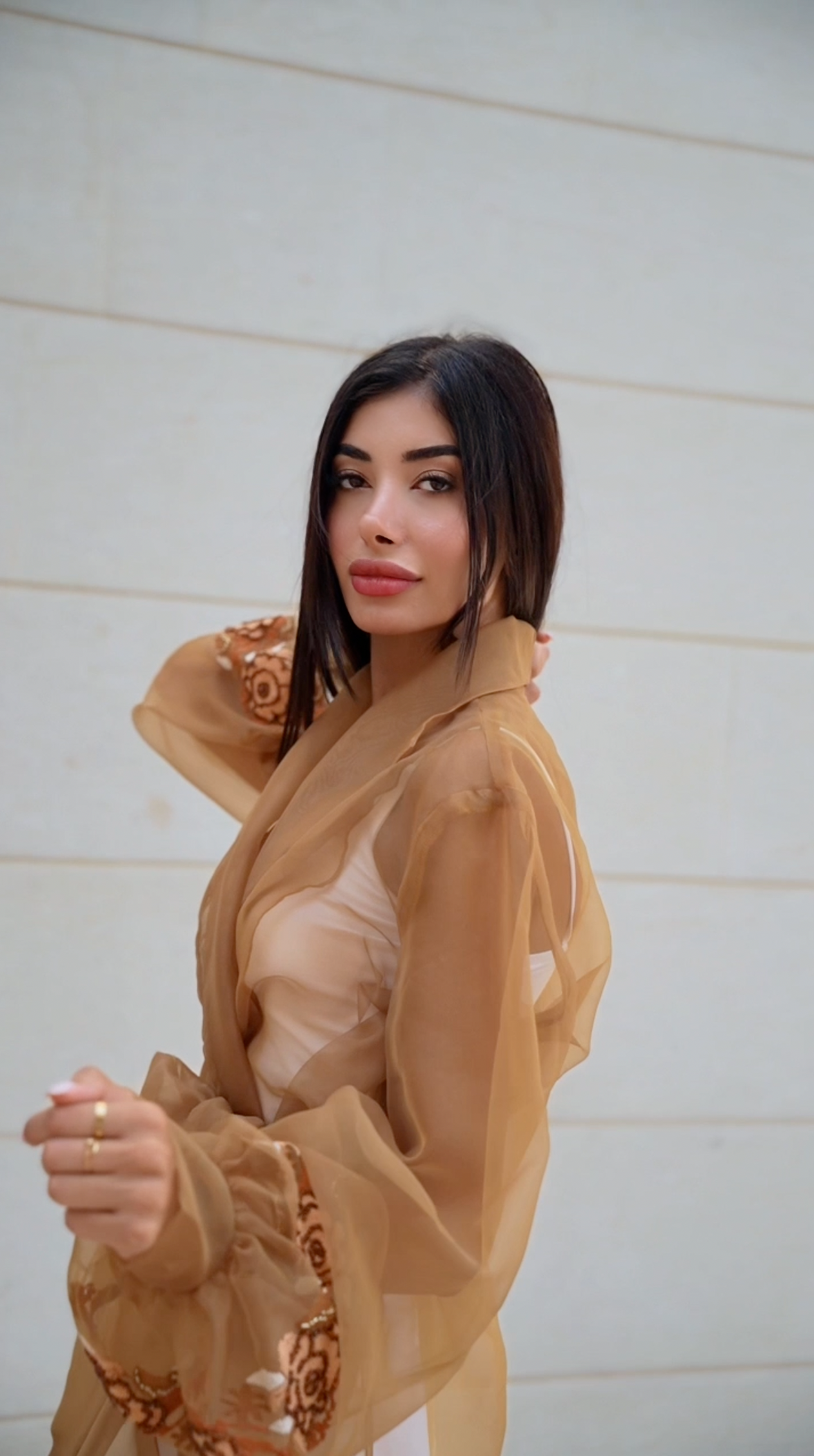 توب رمل الأنيق من الأورغنزا مع التطريز اليدوي