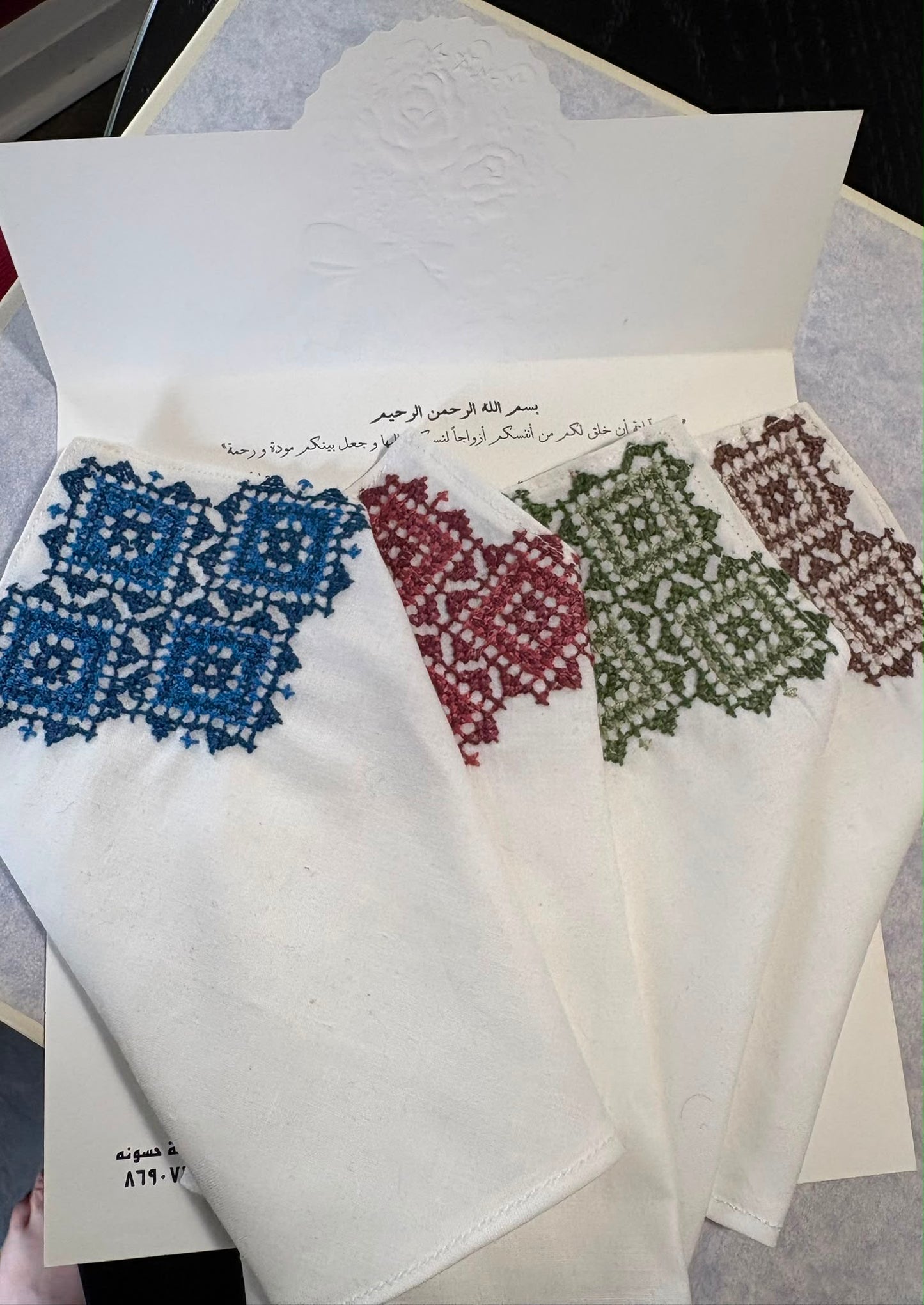 الملك: منديل جيب مصنوع يدويًا بتطريز