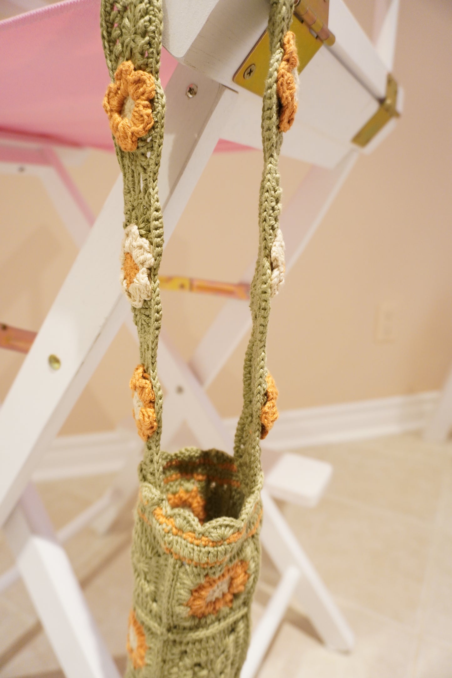 Handmade Olive Crochet Bottle Holder – Floral Design, Alize Cotton, Adjustable Strap