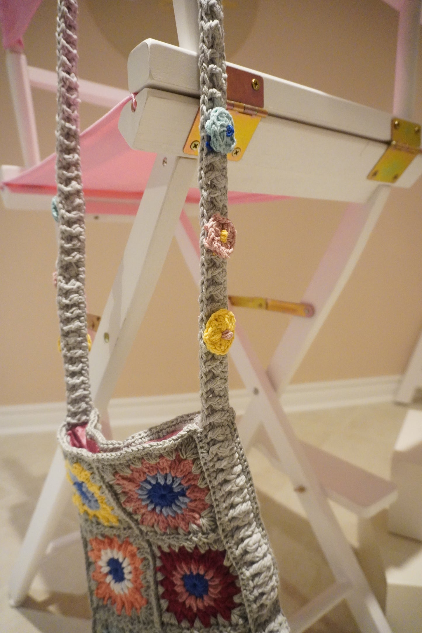 Handmade Crochet Messenger Bag with Light Grey Base & Colorful Floral Design in Alize Cotton