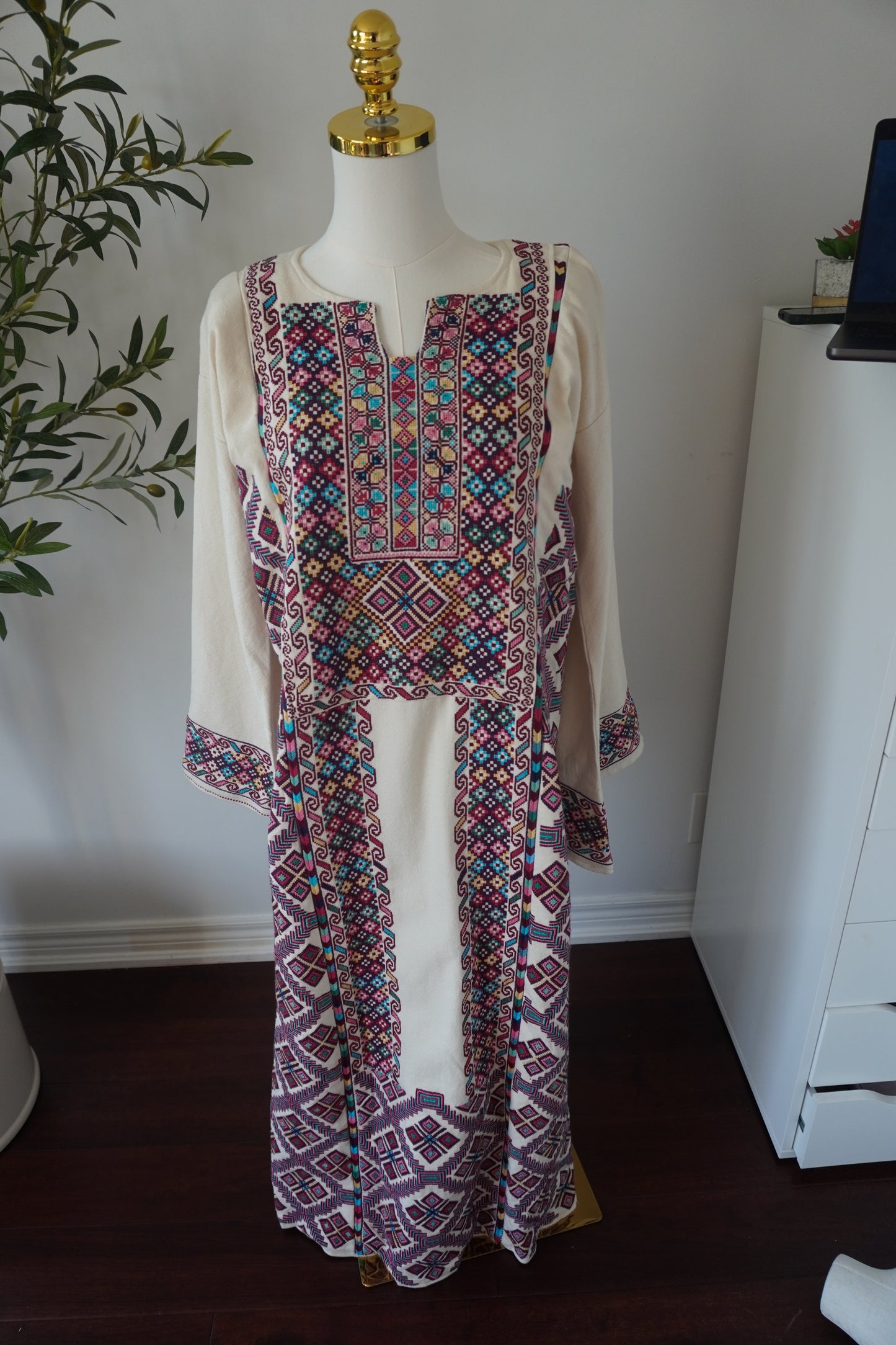 Hand-made off-white thoub featuring vibrant blue, fuchsia, green, light green, pink, and dark purple embroidery. Includes an off-white shawl with sharasheeb and a silk belt.