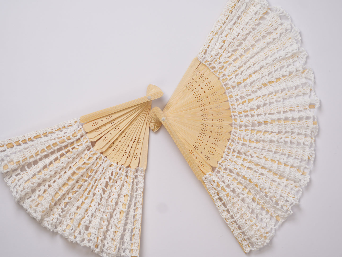 Hand-Crocheted White Fan | Limited Edition | Tatreez Banatna