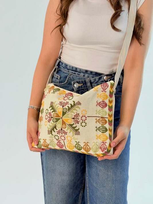 Chic Off-White Messenger Bag – A Trendy Touch of Tradition