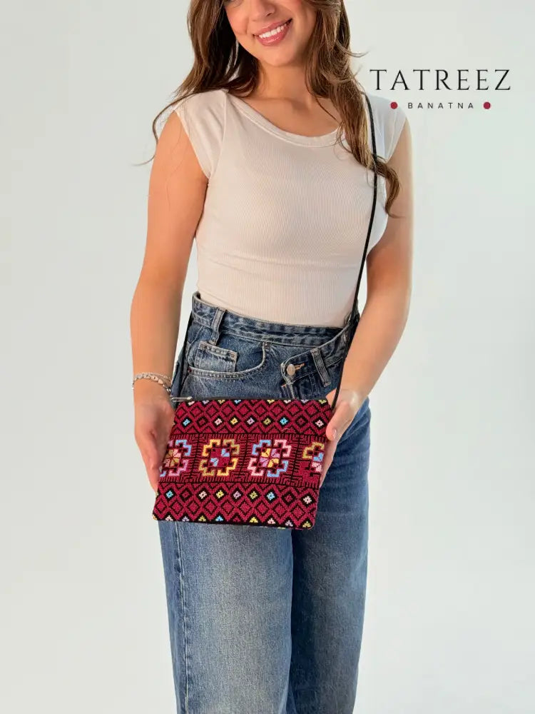 Colorful embroidered messenger bag with Palestinian embroidery, measuring 19 cm in length and 23.5 cm in width, featuring a zipper and long handle, perfect for daily use.