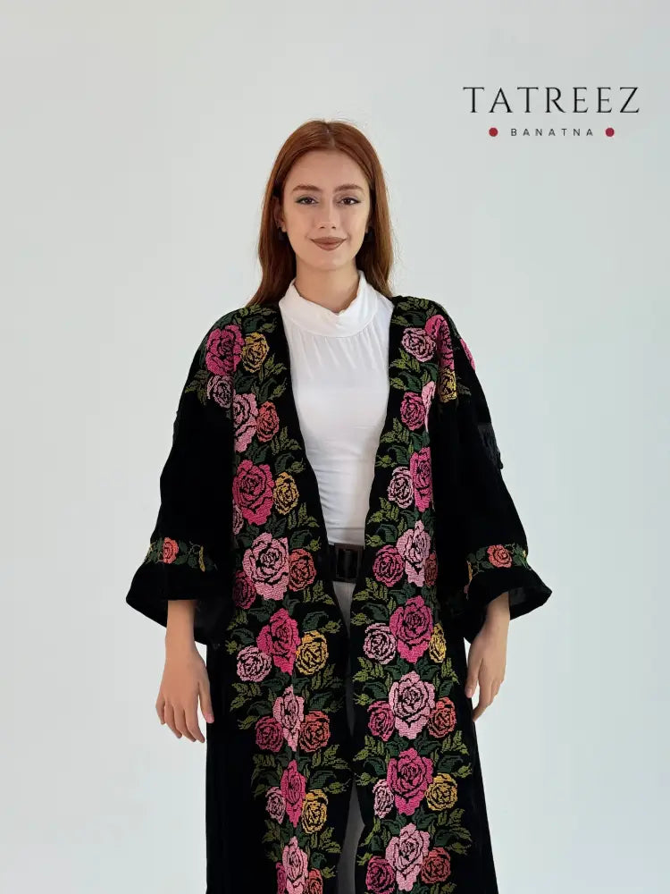 Luxurious Black Bisht with Delicate Handmade Embroidery – Enchanting Velvet of the Three Stars (Mokhmal El-Talat Nujum)