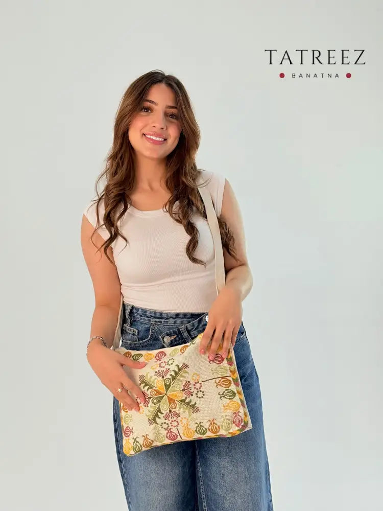 Chic Off-White Messenger Bag – A Trendy Touch of Tradition Accessories