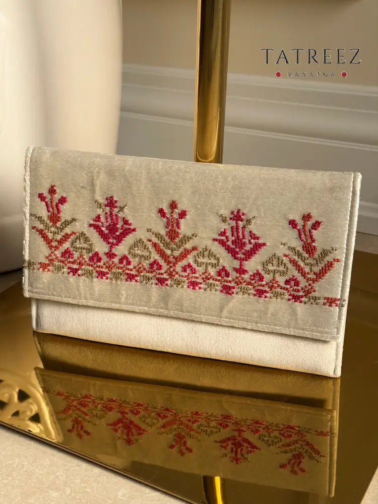 Queen’s Handmade Embroidered Clutch - Elegant for Special Occasions and an Unforgettable Gift Accessories