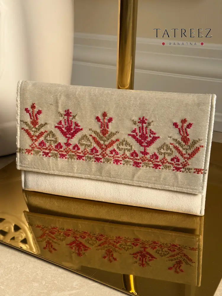 Queen’s Handmade Embroidered Clutch - Elegant for Special Occasions and an Unforgettable Gift Accessories