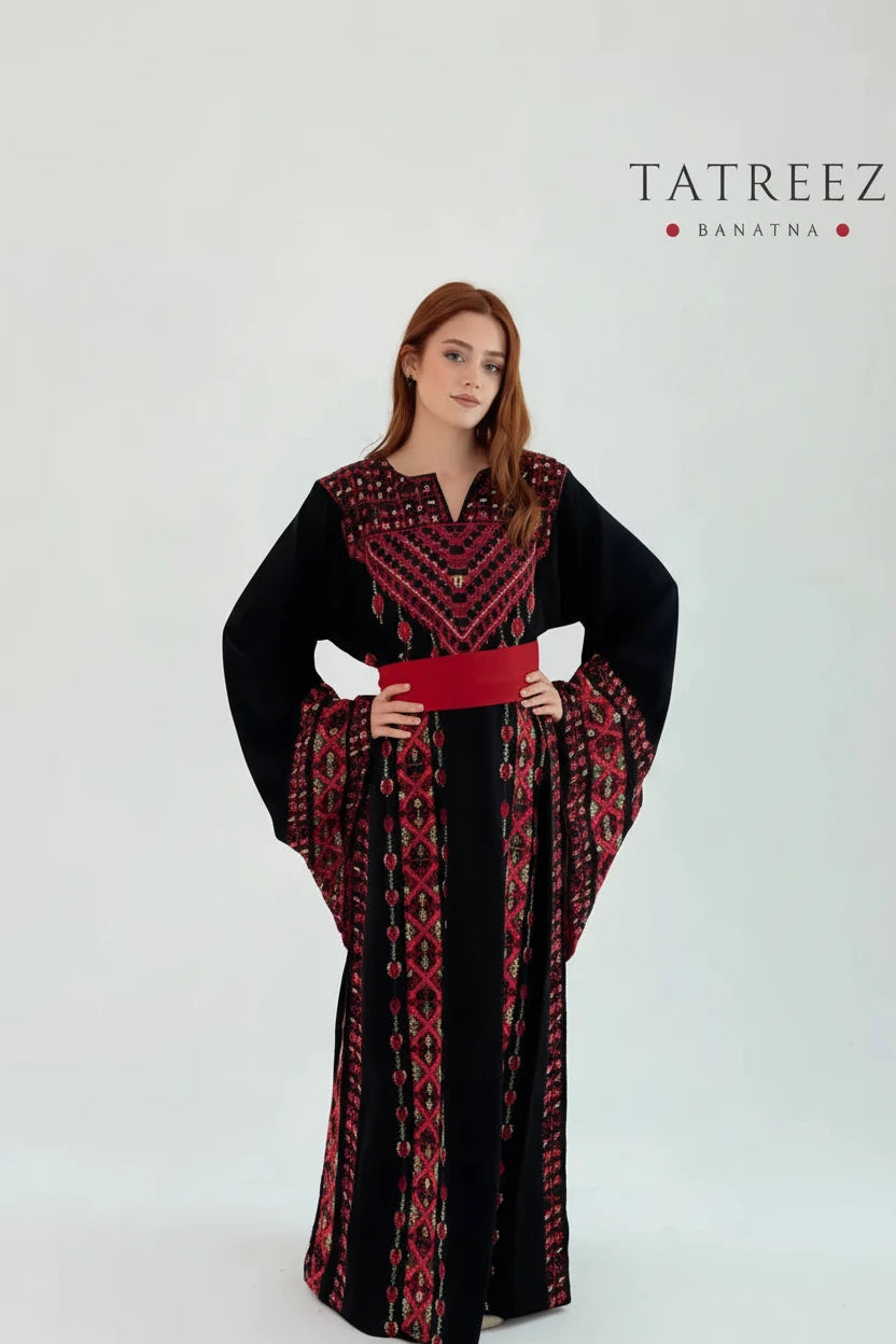 أميرة-عباءة سوداء مطرزة يدوياً رائعة مع حزام أحمر | تصميم أنيق من جورجيت