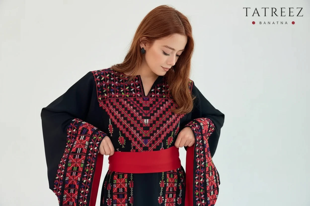 أميرة-عباءة سوداء مطرزة يدوياً رائعة مع حزام أحمر | تصميم أنيق من جورجيت