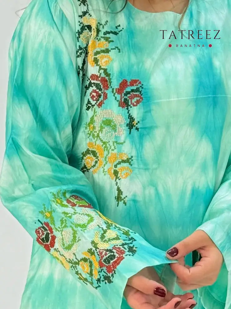Zaina Abaya: Handmade Light Green Silk Fabric with Exquisite Flower Embroidery – A Unique Blend of Modern and