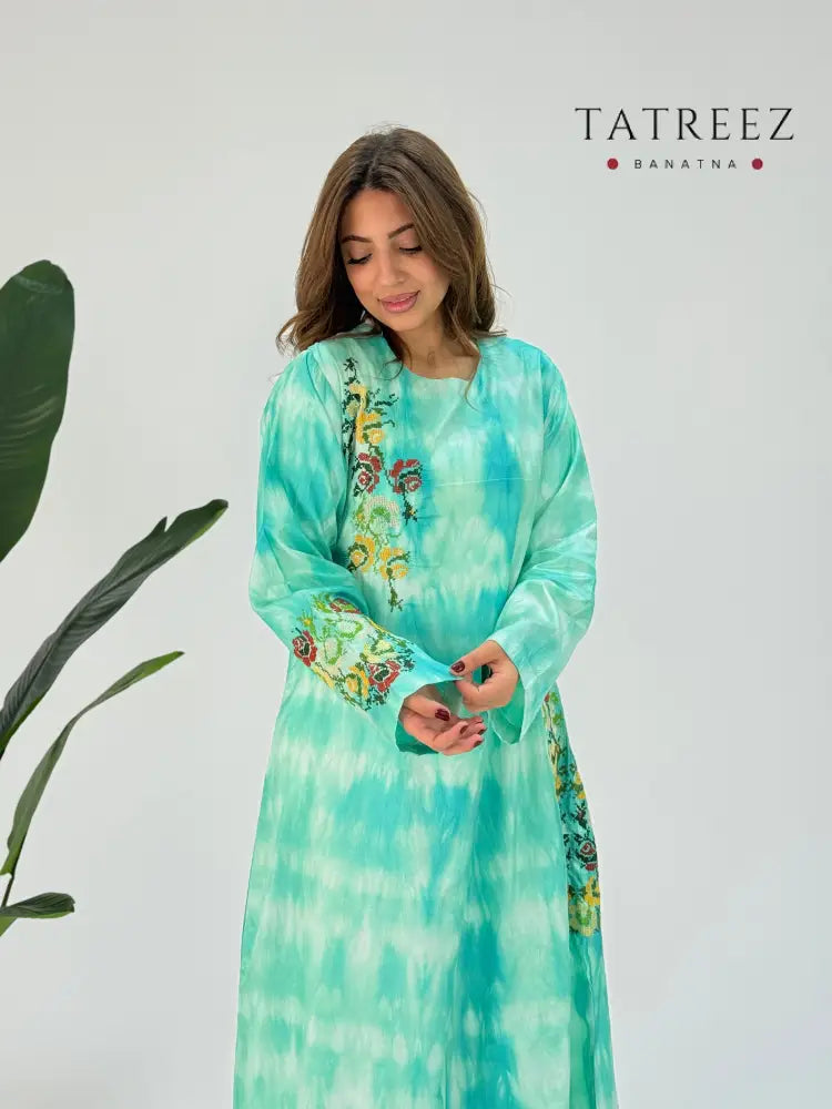 Zaina Abaya: Handmade light green silk fabric abaya with exquisite flower embroidery, blending modern and traditional elegance, perfect for Ramadan and special occasions, designed for a unique look.